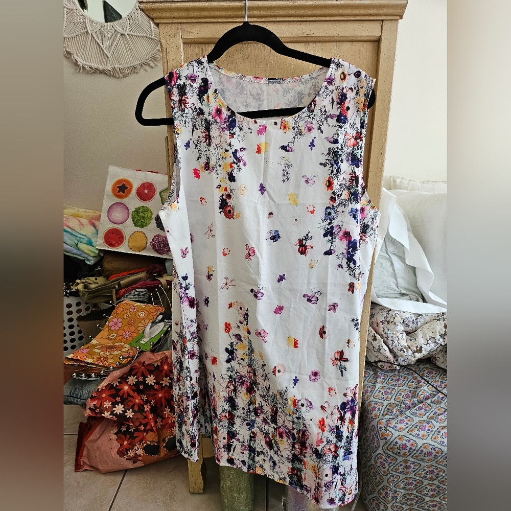 Floral Sheath Dress With White Background 🤍NWOT♡